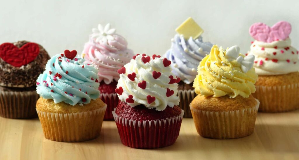 En este artículo descubrirás cómo preparar cupcakes esponjosos, bien horneados y con excelente presentación, incluso si estás comenzando en la repostería. También aprenderás consejos útiles para venderlos desde casa.
