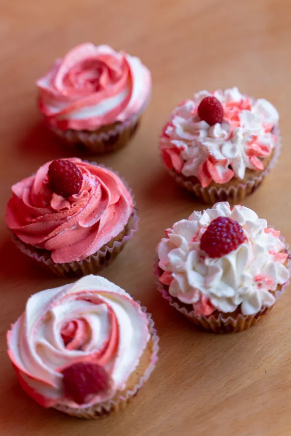 diferentes decoraciones de cupcakes